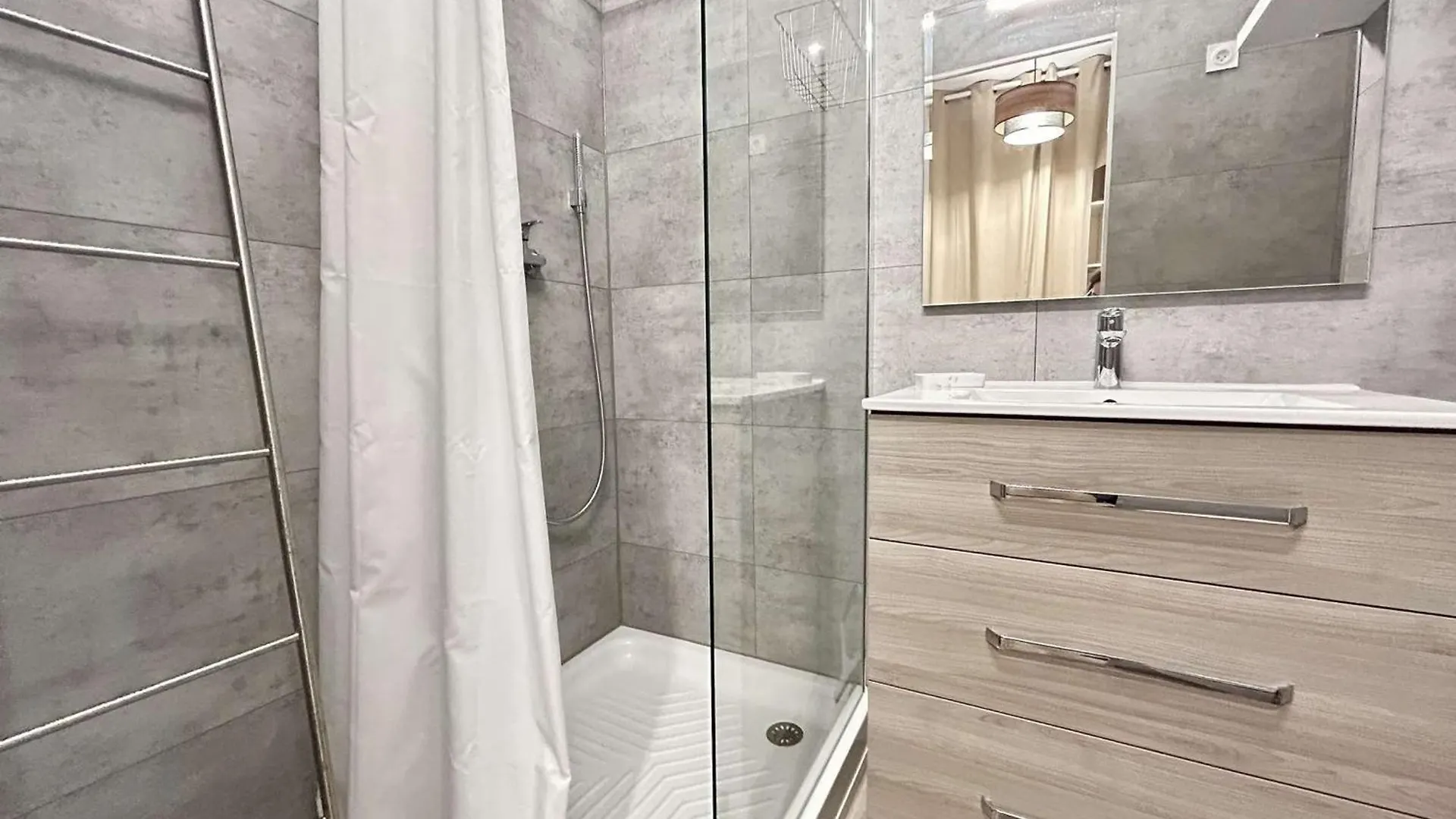 Studio Cabine Renove Avec Parking A Sainte-Maxime - Fr-1-226-557 0*,  צרפת