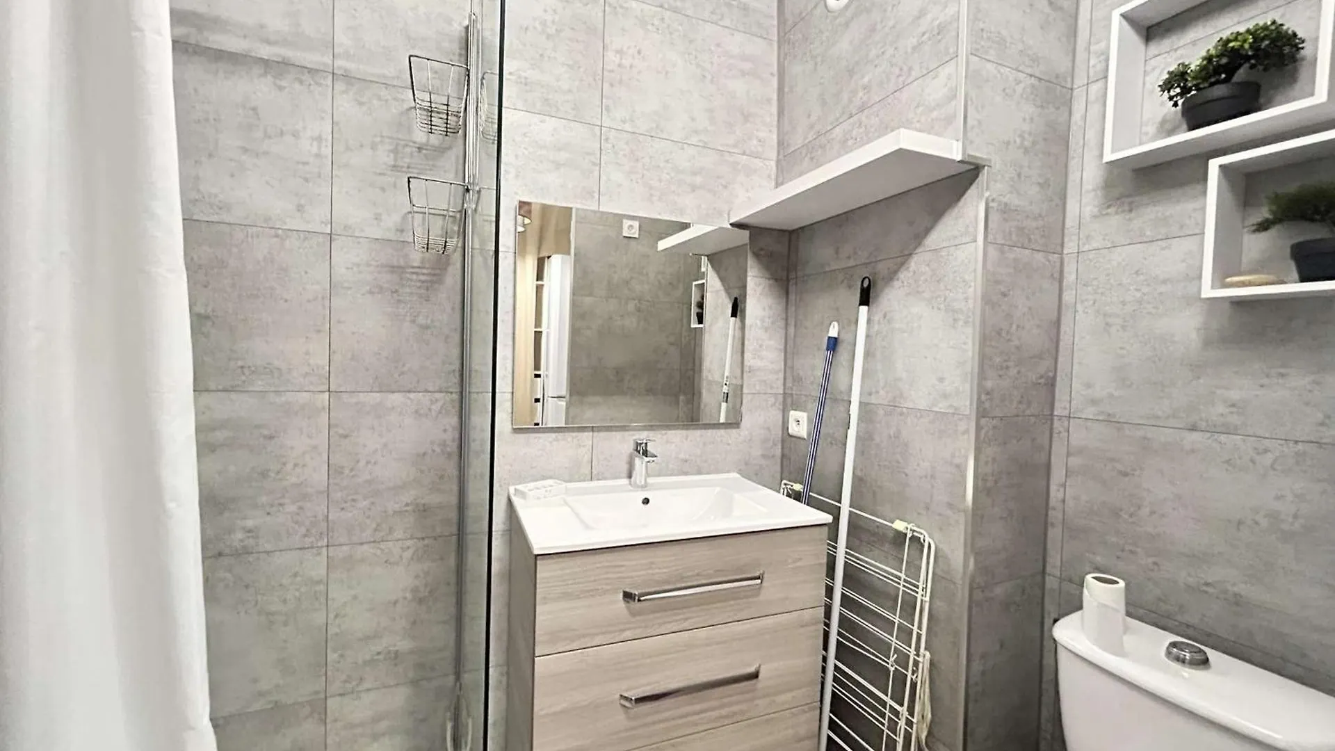 Studio Cabine Renove Avec Parking A Sainte-Maxime - Fr-1-226-557 Franciaország