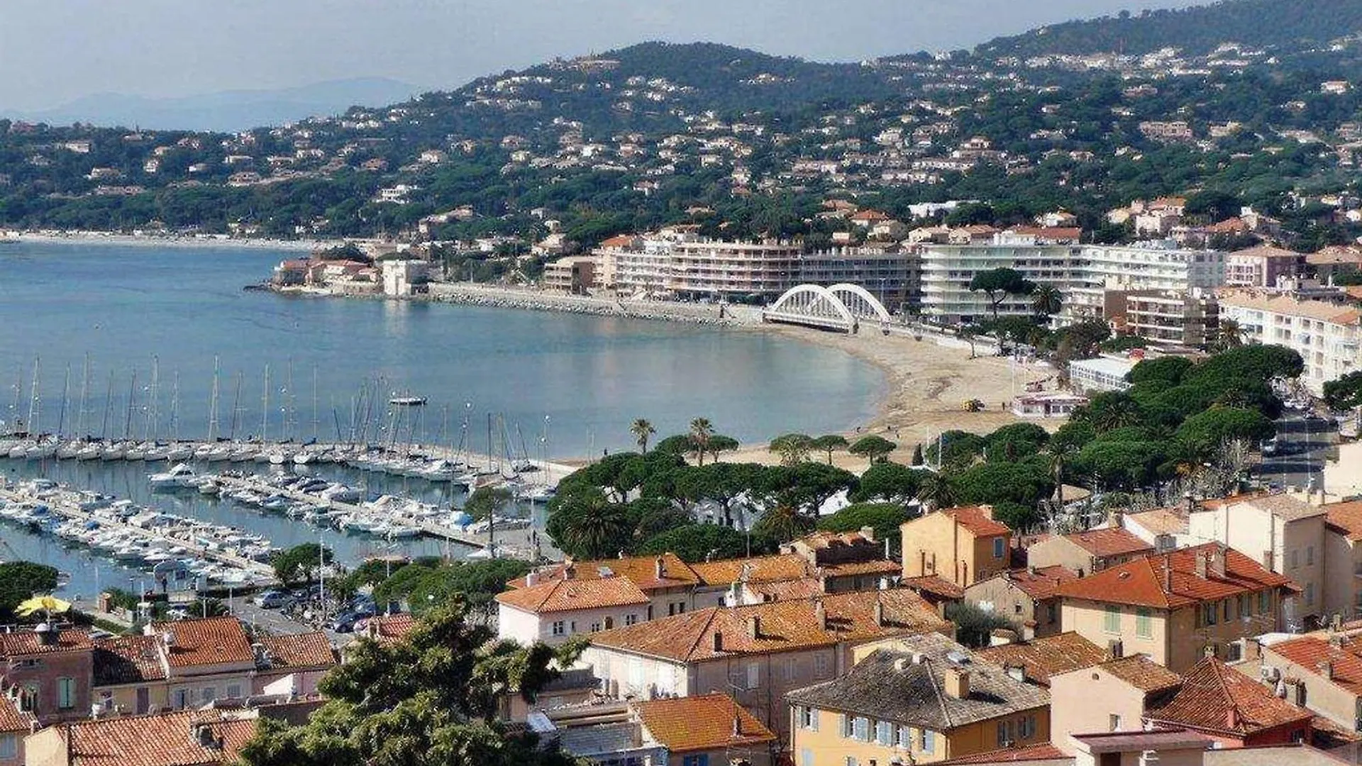 Apartment Studio Cabine Renove Avec Parking A Sainte-Maxime - Fr-1-226-557